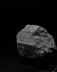 Schwarzer Turmalin Heilstein, fördert meditative Harmonie, schwarze Kristallstruktur.