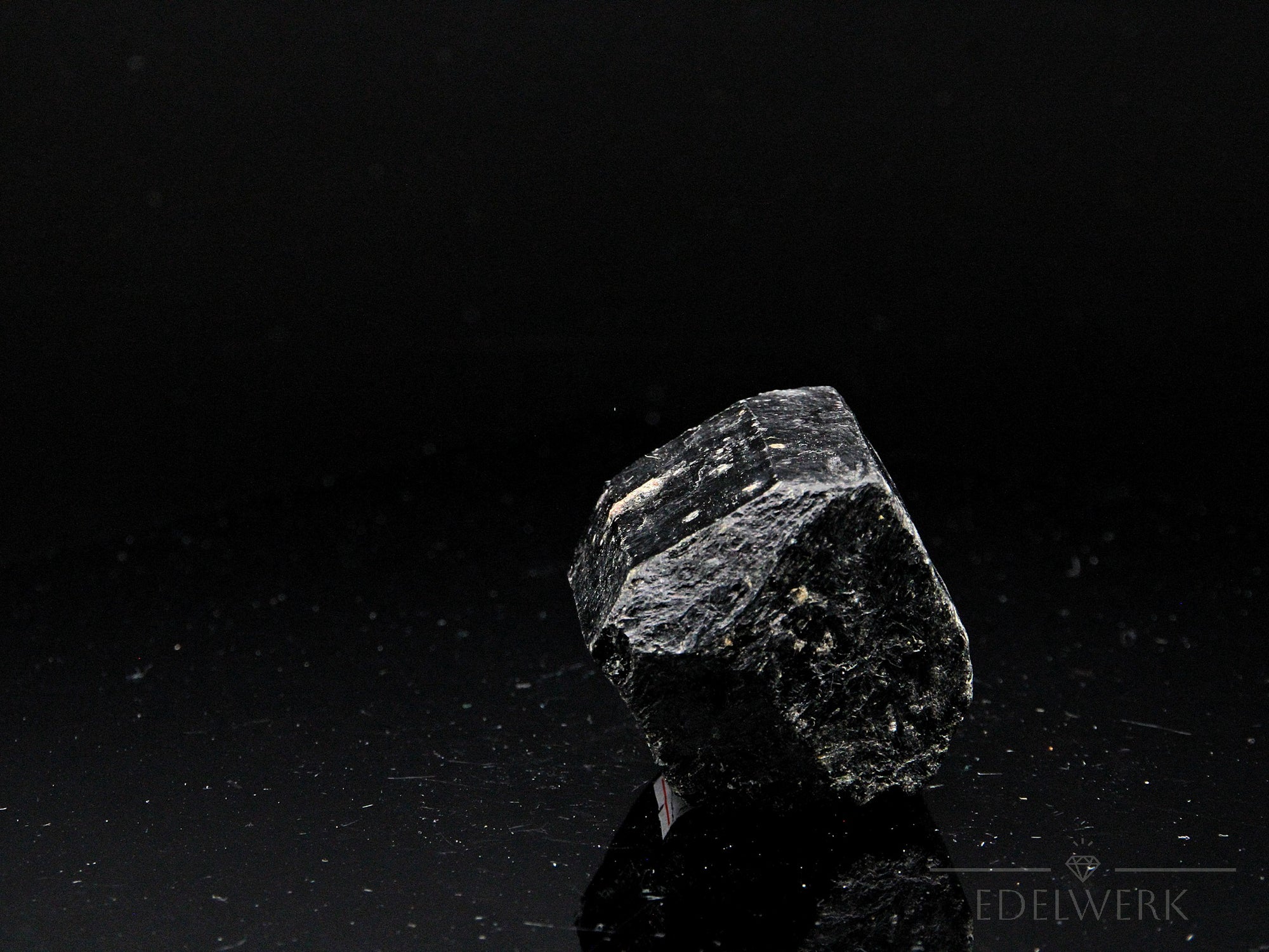 Schwarzer Turmalin Heilstein, fördert energetische Klarheit, glänzende schwarze Struktur.
