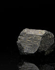 Strahlender Schwarzer Turmalin, Heilstein für innere Balance, glänzende schwarze Oberfläche.