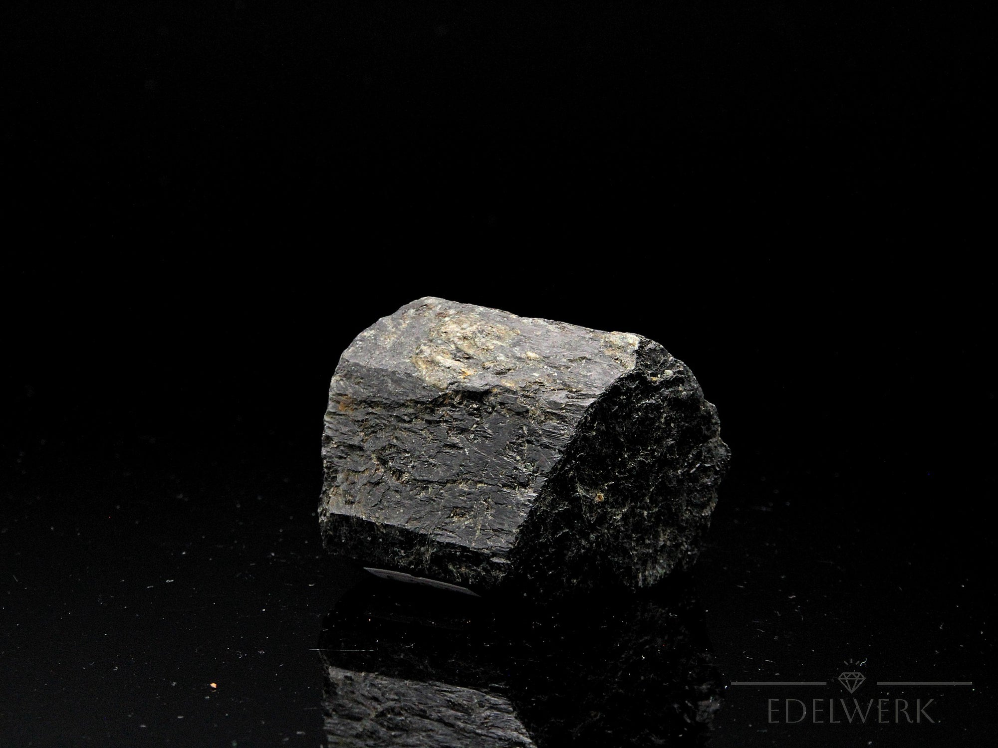 Strahlender Schwarzer Turmalin, fördert spirituelle Harmonie, schwarze strahlende Form.