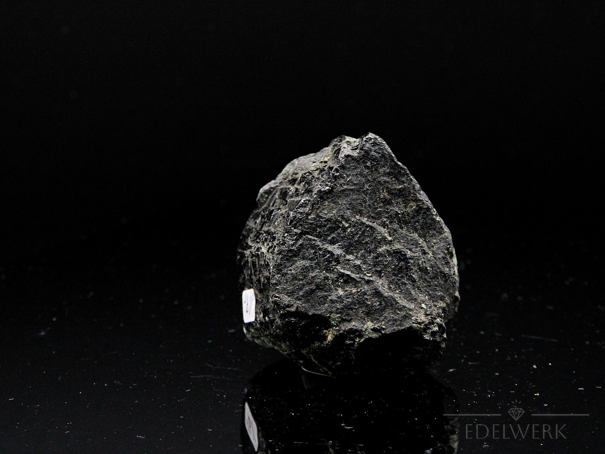Natürlicher Schwarzer Turmalin, Heilstein für erdende Balance, ungeschliffene schwarze Kristalle.