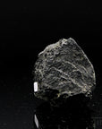 Natürlicher Schwarzer Turmalin, Heilstein für erdende Balance, ungeschliffene schwarze Kristalle.