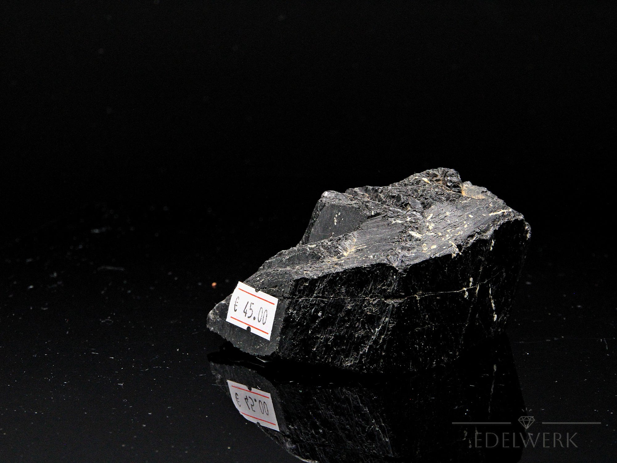 Natürlicher Schwarzer Turmalin, Heilstein für spirituelle Energie, schwarze Form.