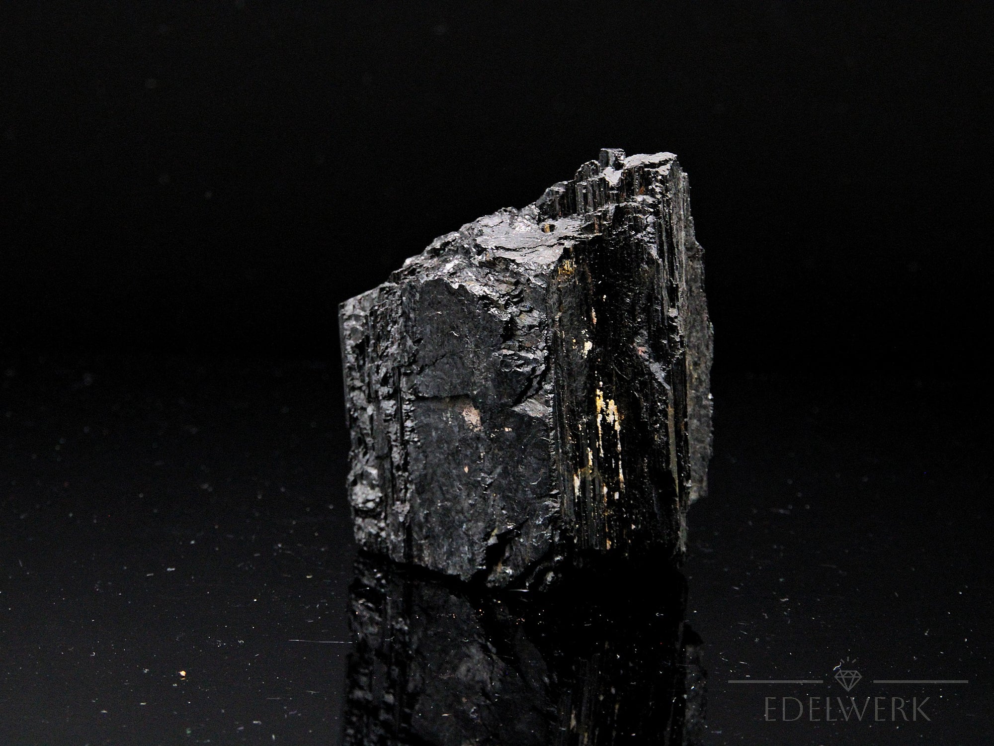 Klarer Schwarzer Turmalin, Heilstein für innere Kraft, schwarze glatte Form.