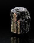 Schwarzer Turmalin Heilstein, Heilstein für spirituelle Balance, schwarze Oberfläche.