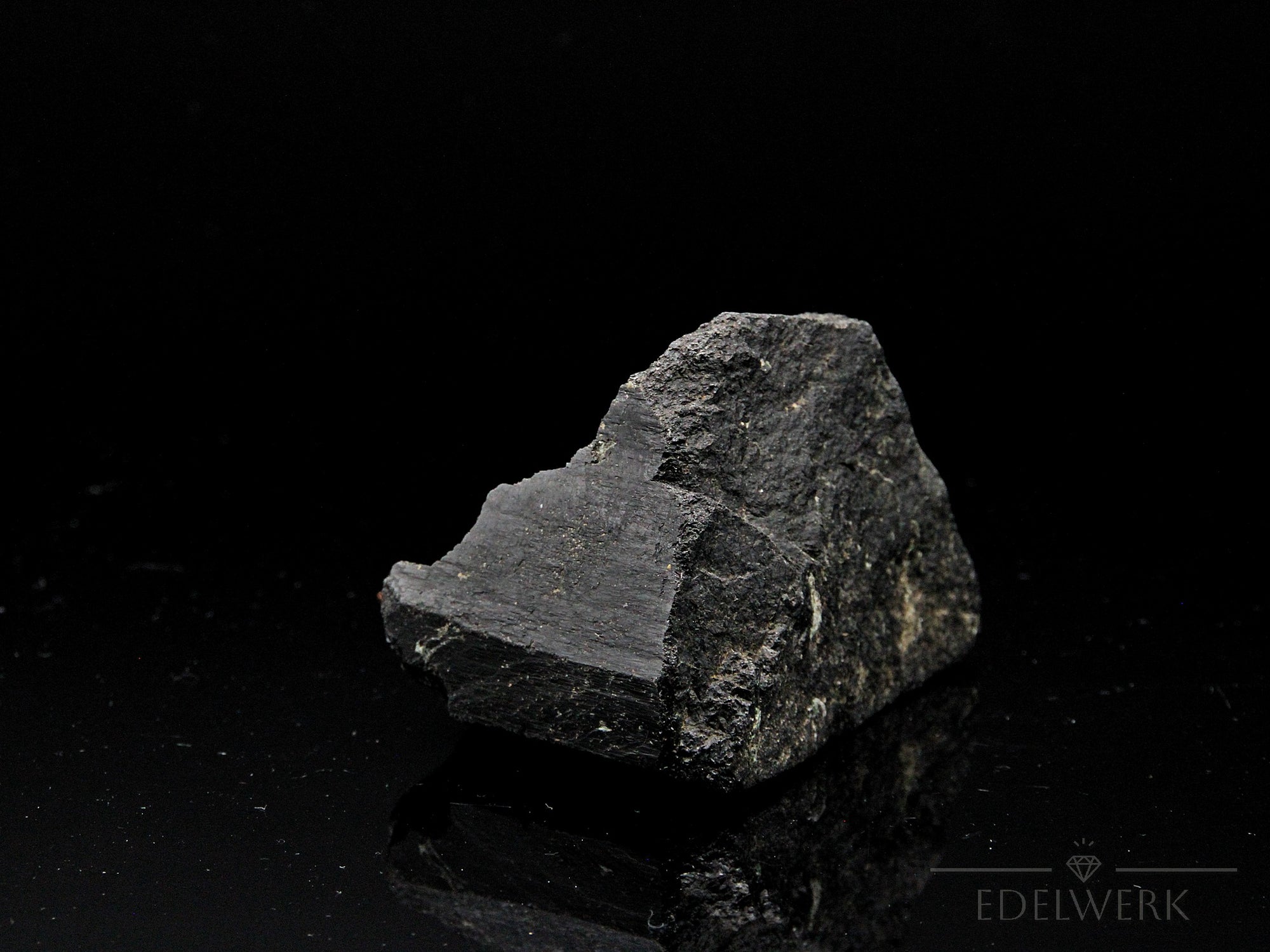 Strahlender Schwarzer Turmalin, fördert meditative Harmonie, schwarze glänzende Struktur.