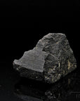 Strahlender Schwarzer Turmalin, fördert meditative Harmonie, schwarze glänzende Struktur.