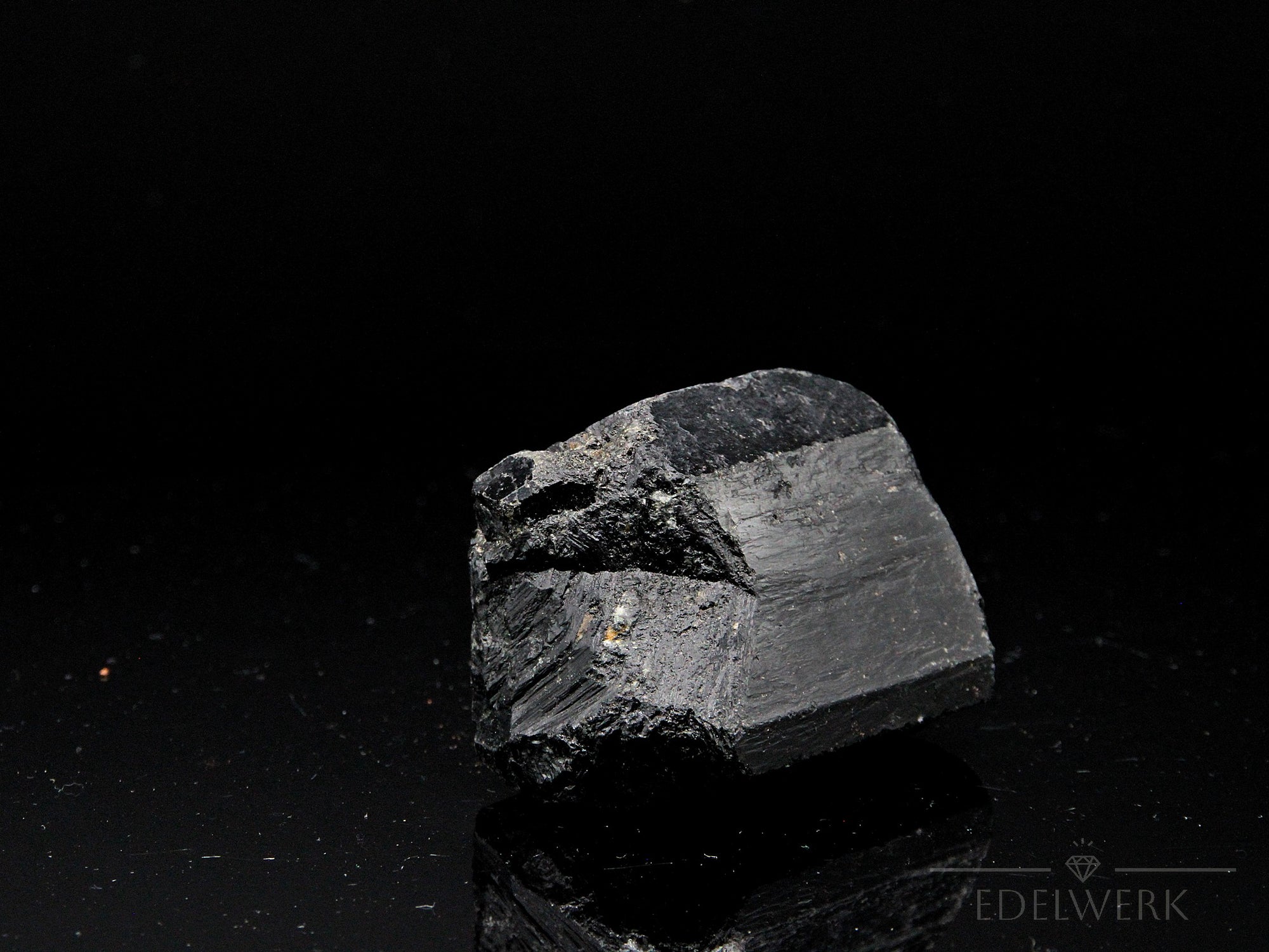 Schwarzer Turmalin, fördert spirituelle Balance, schwarze glänzende Form.