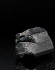 Schwarzer Turmalin, fördert spirituelle Balance, schwarze glänzende Form.