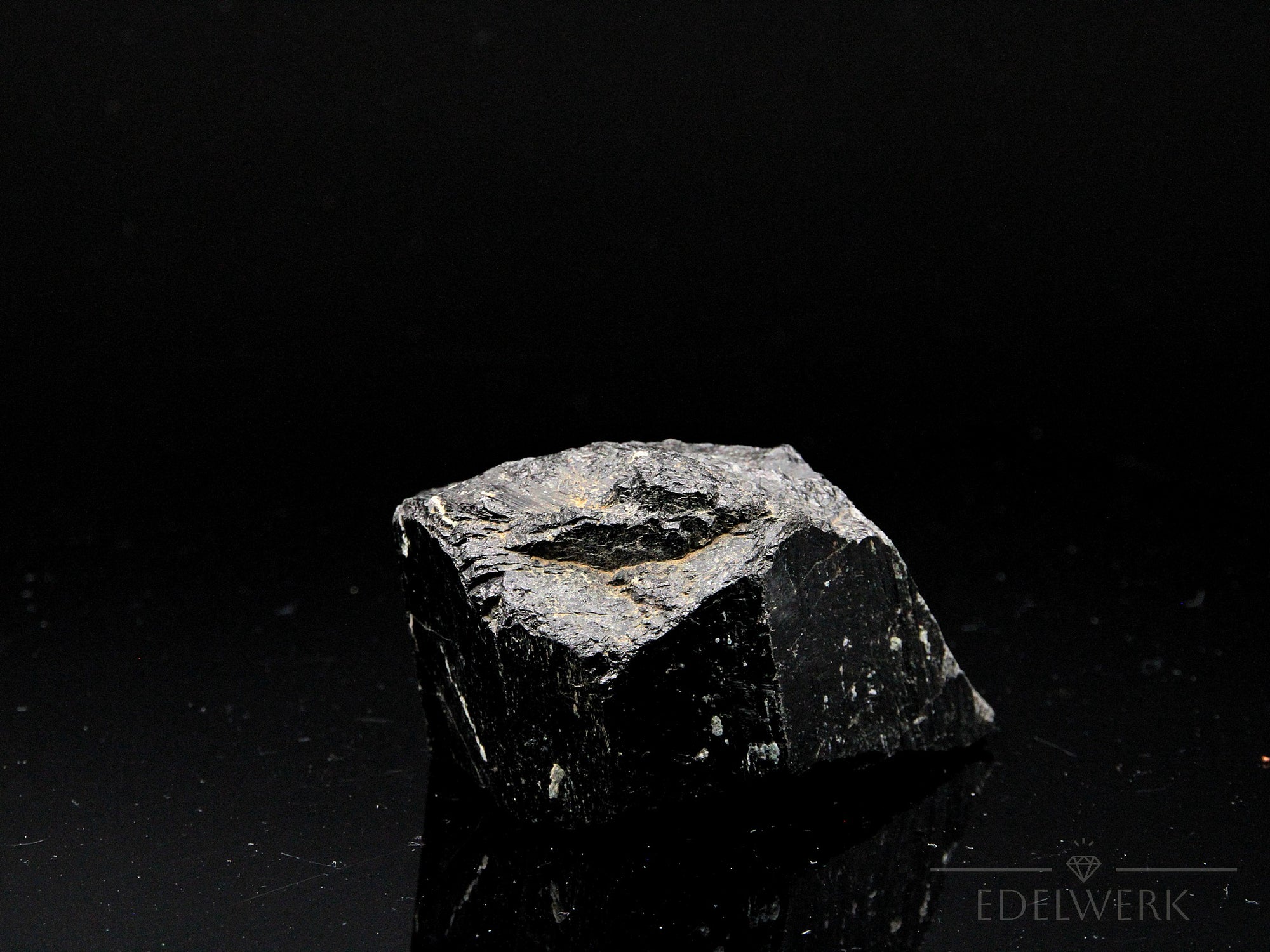 Natürlicher Schwarzer Turmalin, Heilstein für innere Stärke, schwarze Oberfläche.