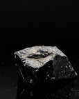 Natürlicher Schwarzer Turmalin, Heilstein für innere Stärke, schwarze Oberfläche.