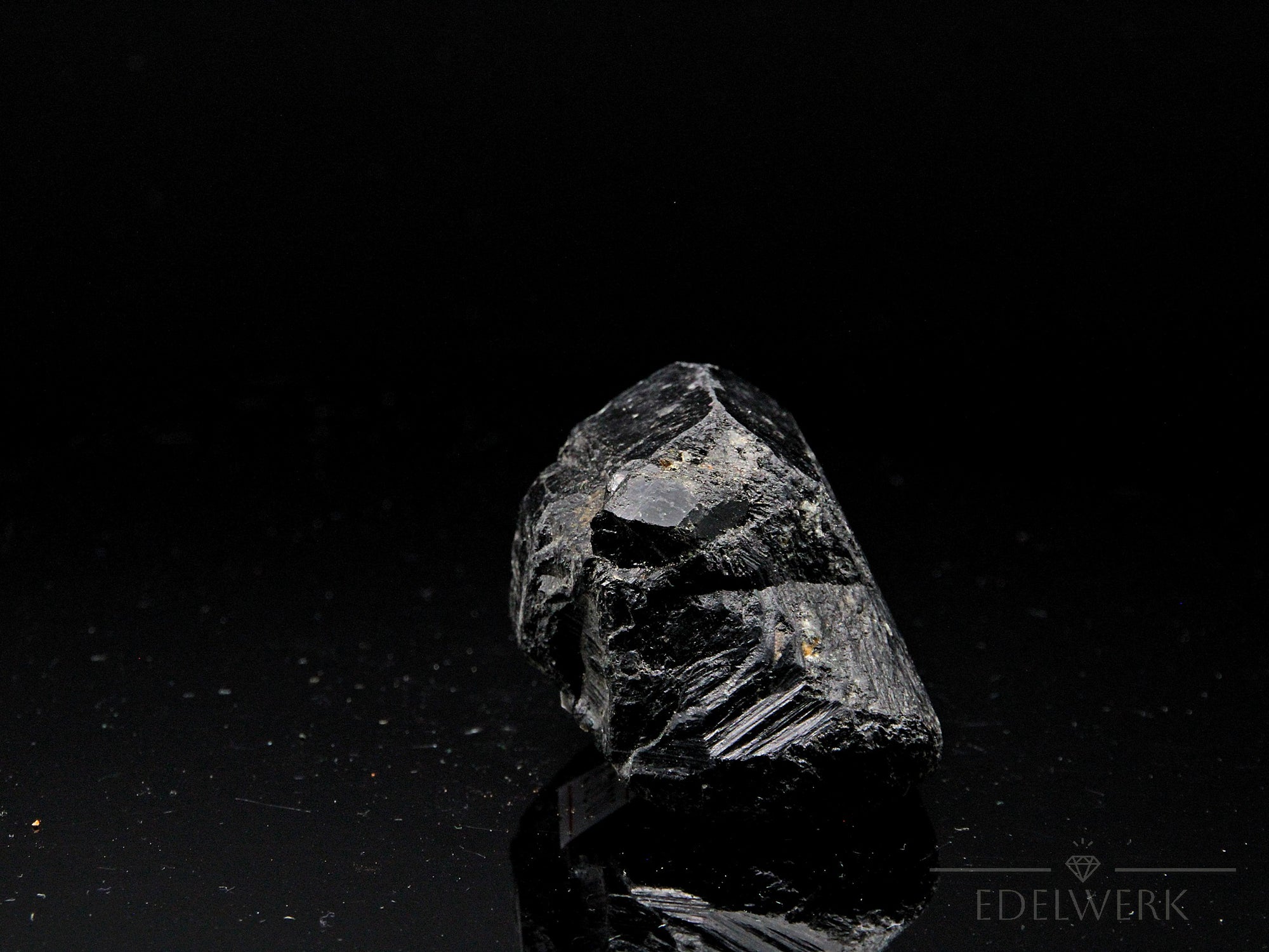 Schwarzer Turmalin, Heilstein für energetischen Schutz, schwarze natürliche Struktur.