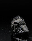 Schwarzer Turmalin, Heilstein für energetischen Schutz, schwarze natürliche Struktur.