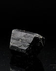 Schwarzer Turmalin Heilstein, fördert meditative Reinigung, schwarze glänzende Form.