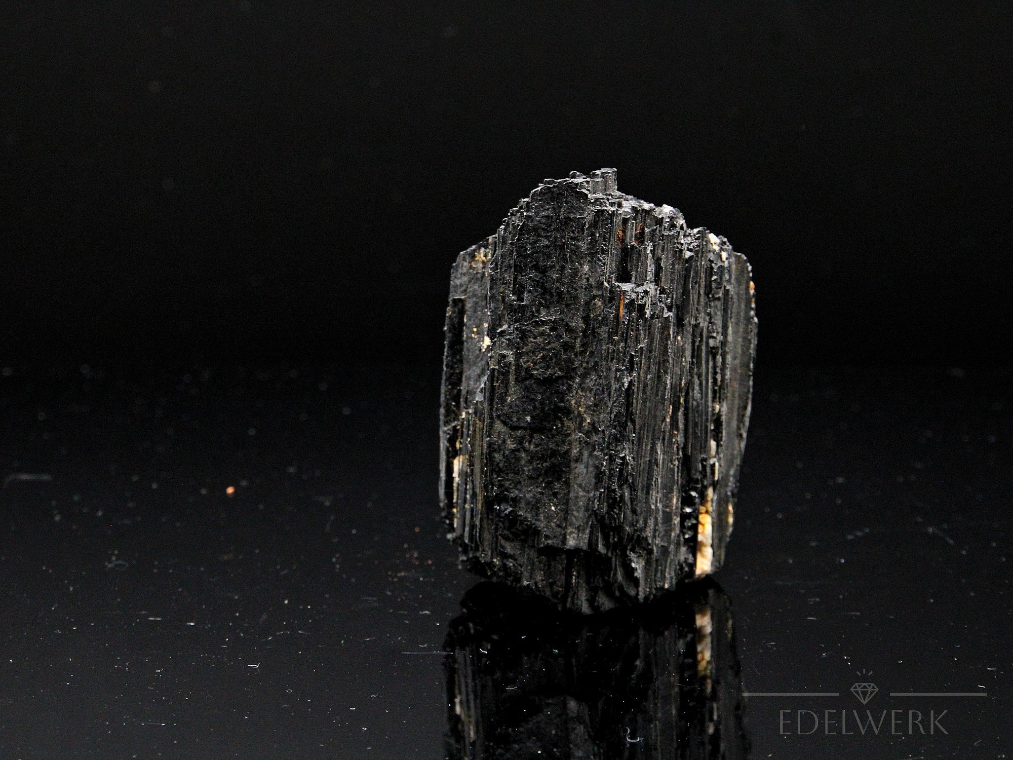 Klarer Schwarzer Turmalin, fördert schützende Kraft, glänzende schwarze Form.