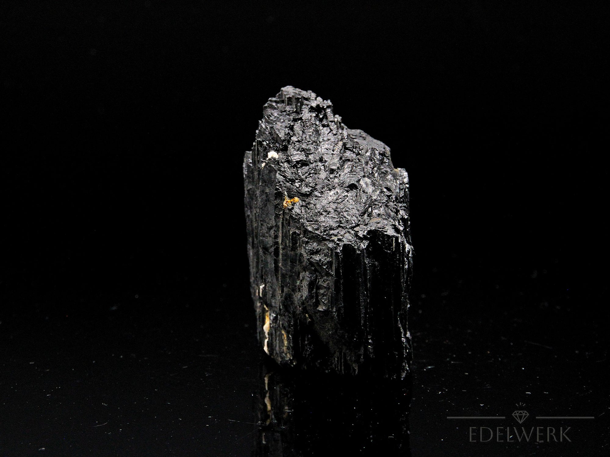 Klarer Schwarzer Turmalin, Heilstein für energetische Harmonie, schwarze natürliche Struktur.