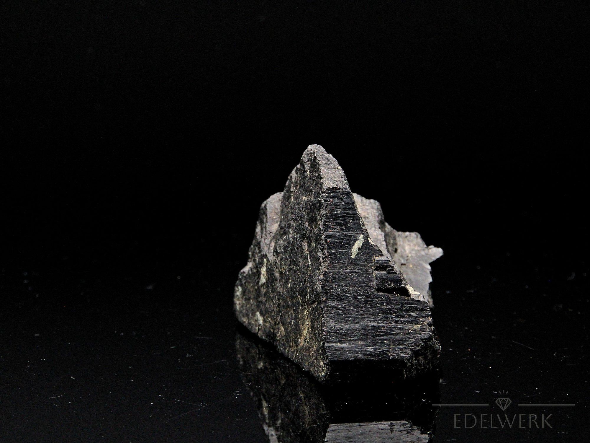 Klarer Schwarzer Turmalin, Heilstein für spirituelle Ausgeglichenheit, glänzende schwarze Struktur.