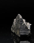 Klarer Schwarzer Turmalin, Heilstein für spirituelle Ausgeglichenheit, glänzende schwarze Struktur.