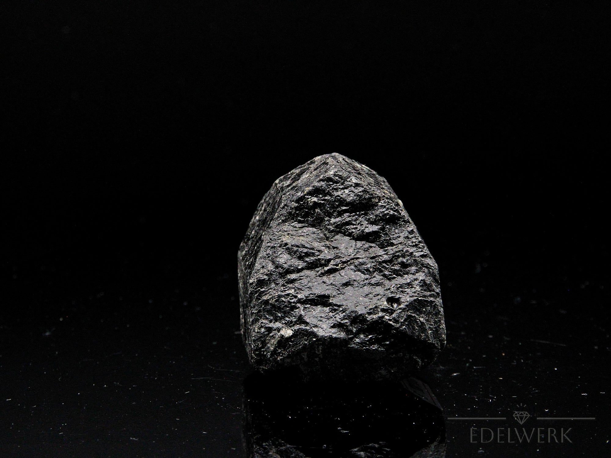 Klarer Schwarzer Turmalin, Heilstein für spirituellen Schutz, glänzende schwarze Struktur.