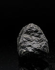 Klarer Schwarzer Turmalin, Heilstein für spirituellen Schutz, glänzende schwarze Struktur.