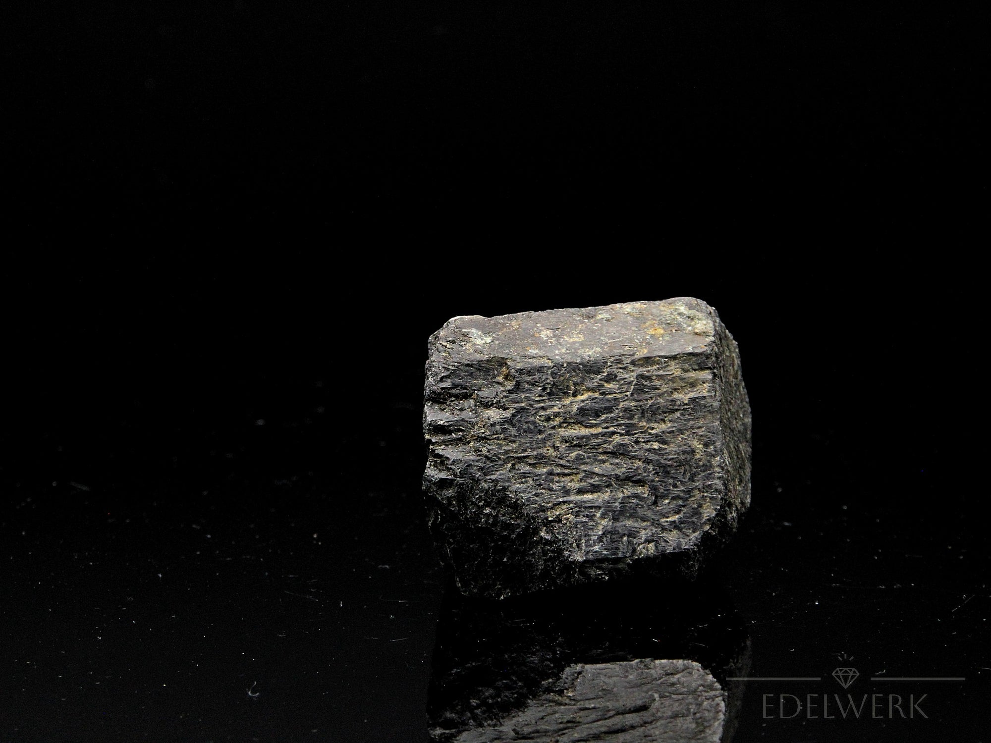 Strahlender Schwarzer Turmalin, Heilstein für energetische Ruhe, schwarze Kristalle.