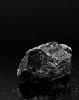 Schwarzer Turmalin, fördert schützende Harmonie, glänzende schwarze Kristalle.