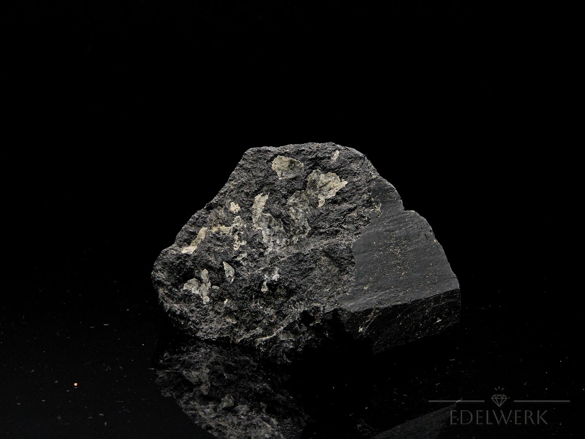 Klarer Schwarzer Turmalin, fördert energetische Balance, durchsichtige schwarze Oberfläche.