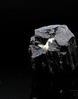 Schwarzer Turmalin Heilstein, fördert meditative Ruhe, schwarze glänzende Form.