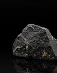 Strahlender Schwarzer Turmalin, Heilstein für innere Balance, glänzende schwarze Oberfläche.
