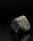 Schwarzer Turmalin Heilstein, fördert energetische Reinigung, schwarze Kristallstruktur.