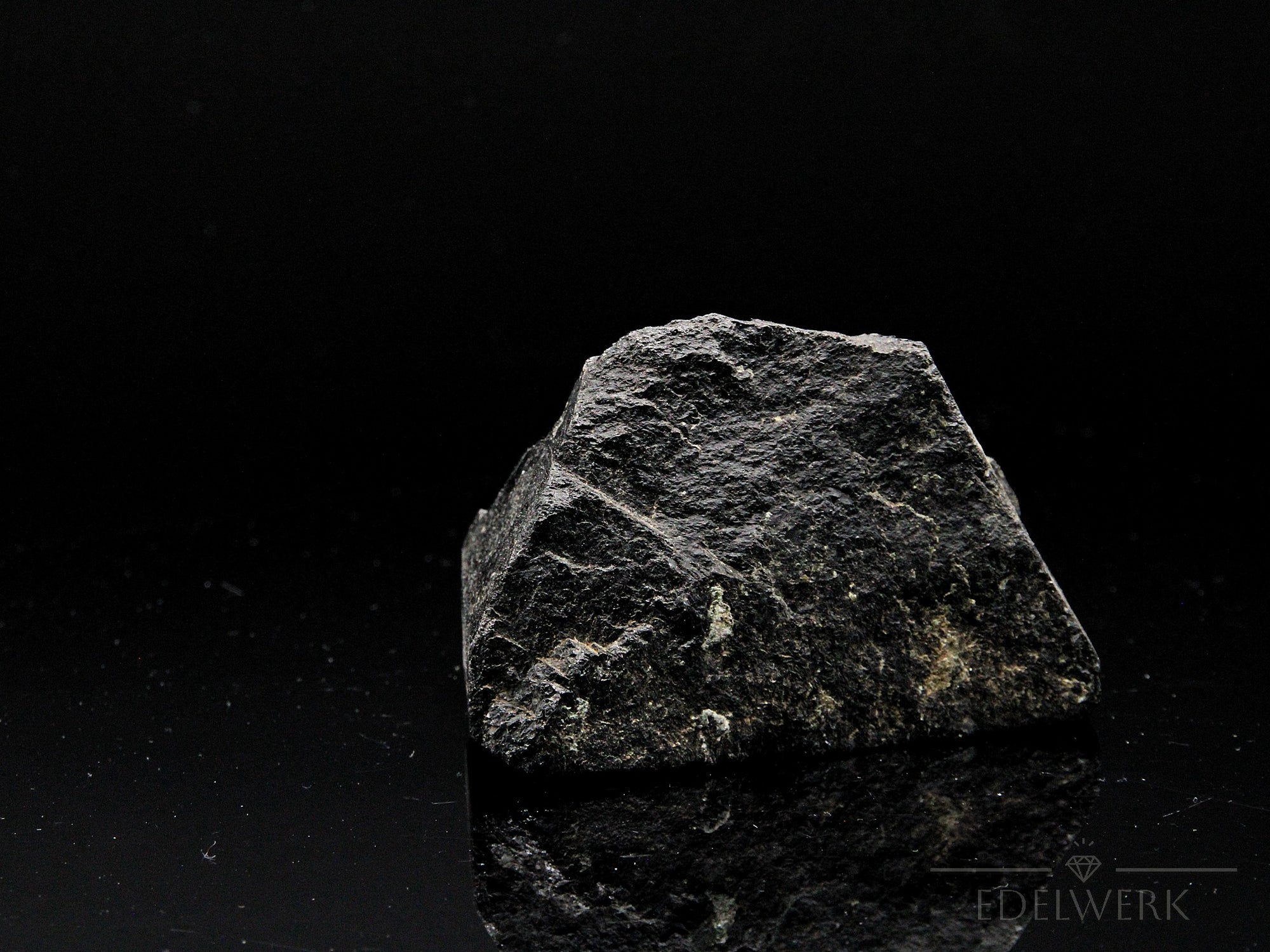 Strahlender Schwarzer Turmalin, Heilstein für spirituelle Energie, schwarze Kristalle.