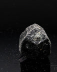 Schwarzer Turmalin Heilstein, fördert meditative Klarheit, schwarze glänzende Form.