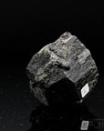 Natürlicher Schwarzer Turmalin, fördert erdende Energie, ungeschliffene schwarze Struktur.