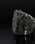 Klarer Schwarzer Turmalin, Heilstein für spirituelle Stärke, glänzende schwarze Struktur.