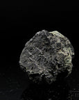 Natürlicher Schwarzer Turmalin, Heilstein für innere Stabilität, schwarze Oberfläche.