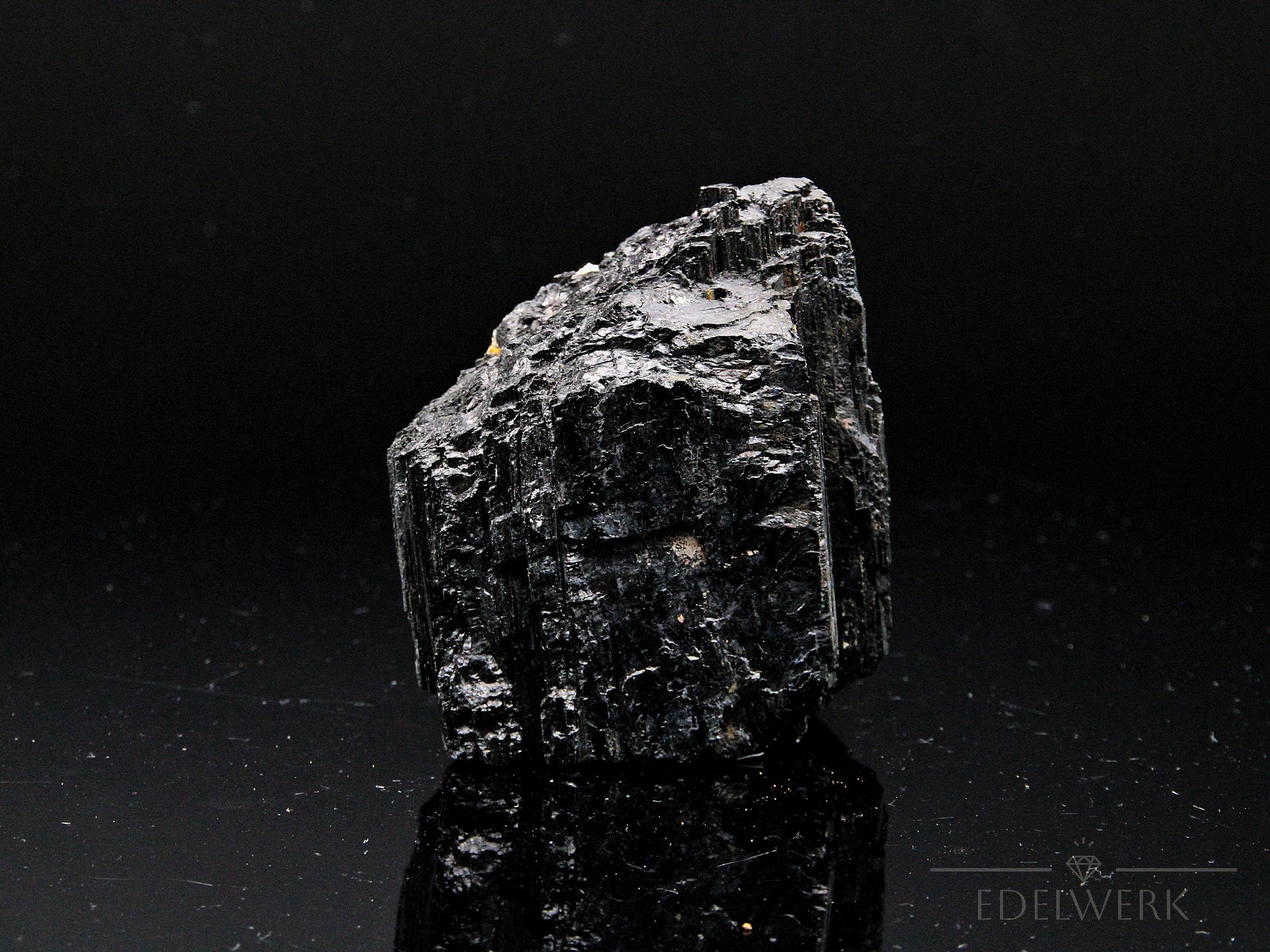 Klarer Schwarzer Turmalin, fördert energetische Energie, durchsichtige schwarze Oberfläche.