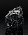 Klarer Schwarzer Turmalin, fördert energetische Energie, durchsichtige schwarze Oberfläche.