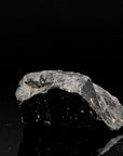 Klarer Schwarzer Turmalin, fördert schützende Harmonie, glänzende schwarze Form.
