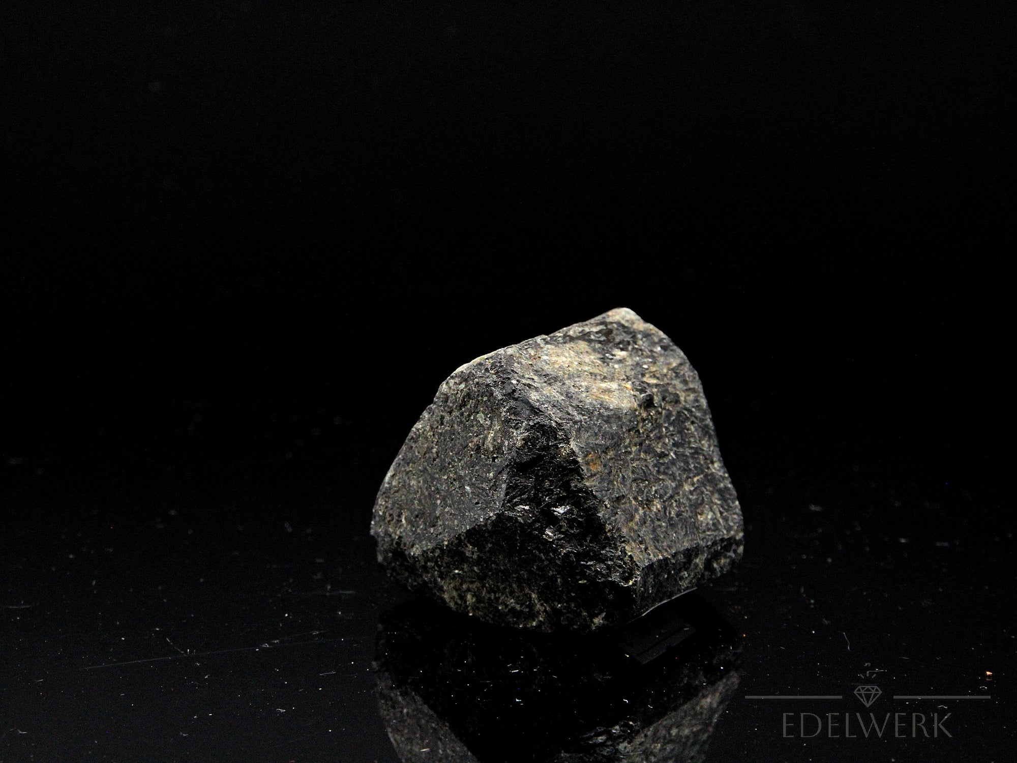 Strahlender Schwarzer Turmalin, Heilstein für spirituelle Ruhe, schwarze glänzende Form.