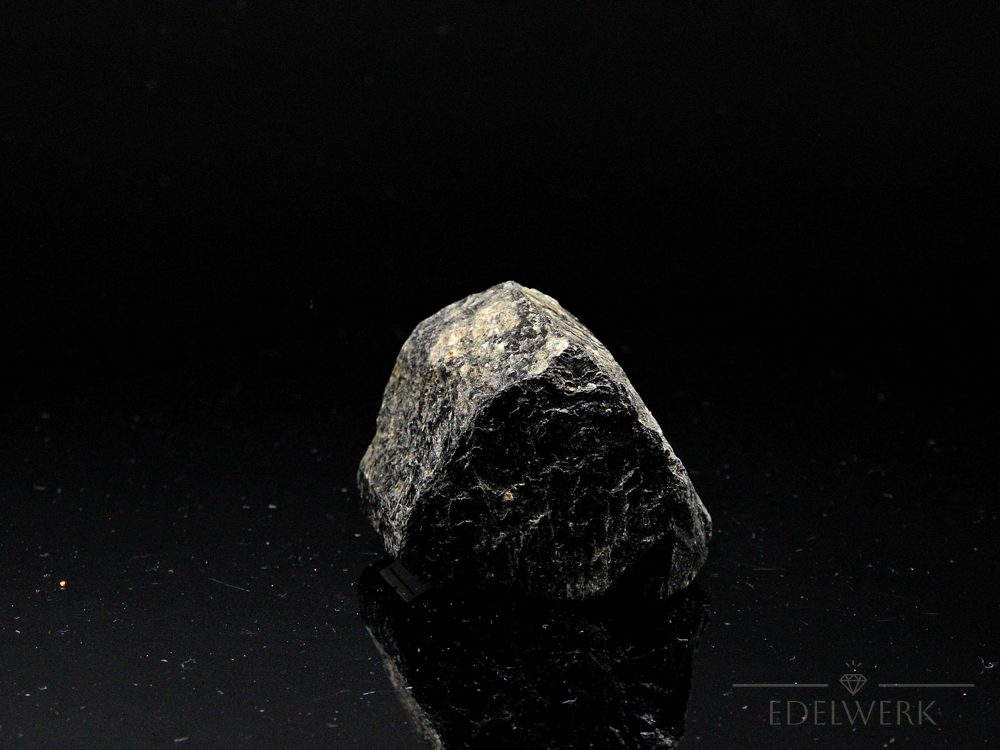 Strahlender Schwarzer Turmalin, fördert meditative Entspannung, schwarze Kristallstruktur.