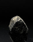 Strahlender Schwarzer Turmalin, fördert meditative Entspannung, schwarze Kristallstruktur.