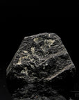 Strahlender Schwarzer Turmalin, fördert spirituelle Meditation, schwarze Kristallstruktur.