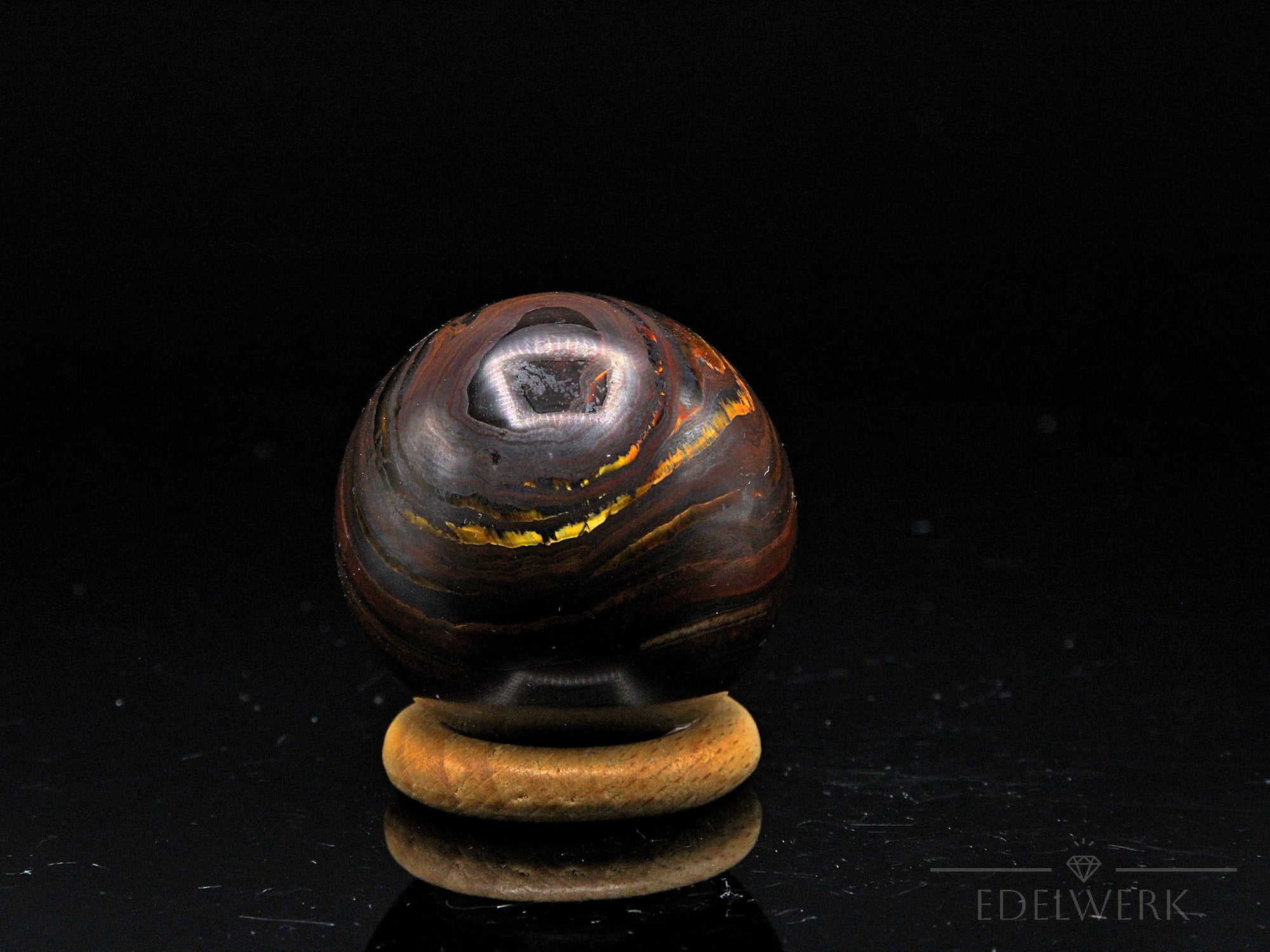 Tigeraugen Kugel Planet, Heilstein für klare Meditation, glatte gold-braune Oberfläche.