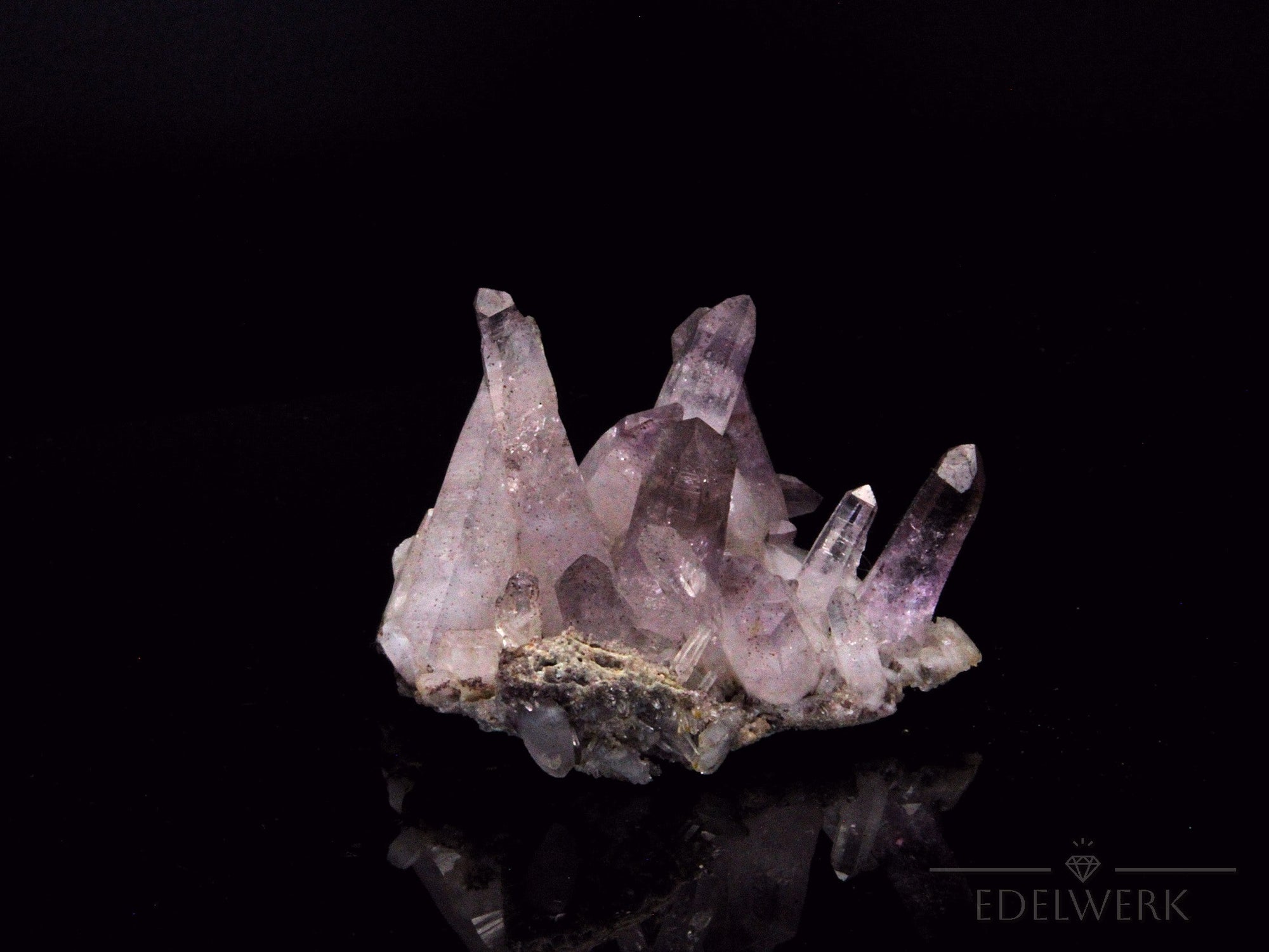 Natürlicher Brandberg Amethyst Kristall mit Phantomeinschlüssen  