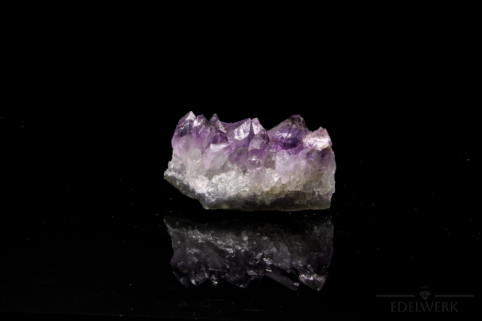 Amethyst Kristall für Balance, Heilstein für innere Ausgeglichenheit, violette Oberfläche.