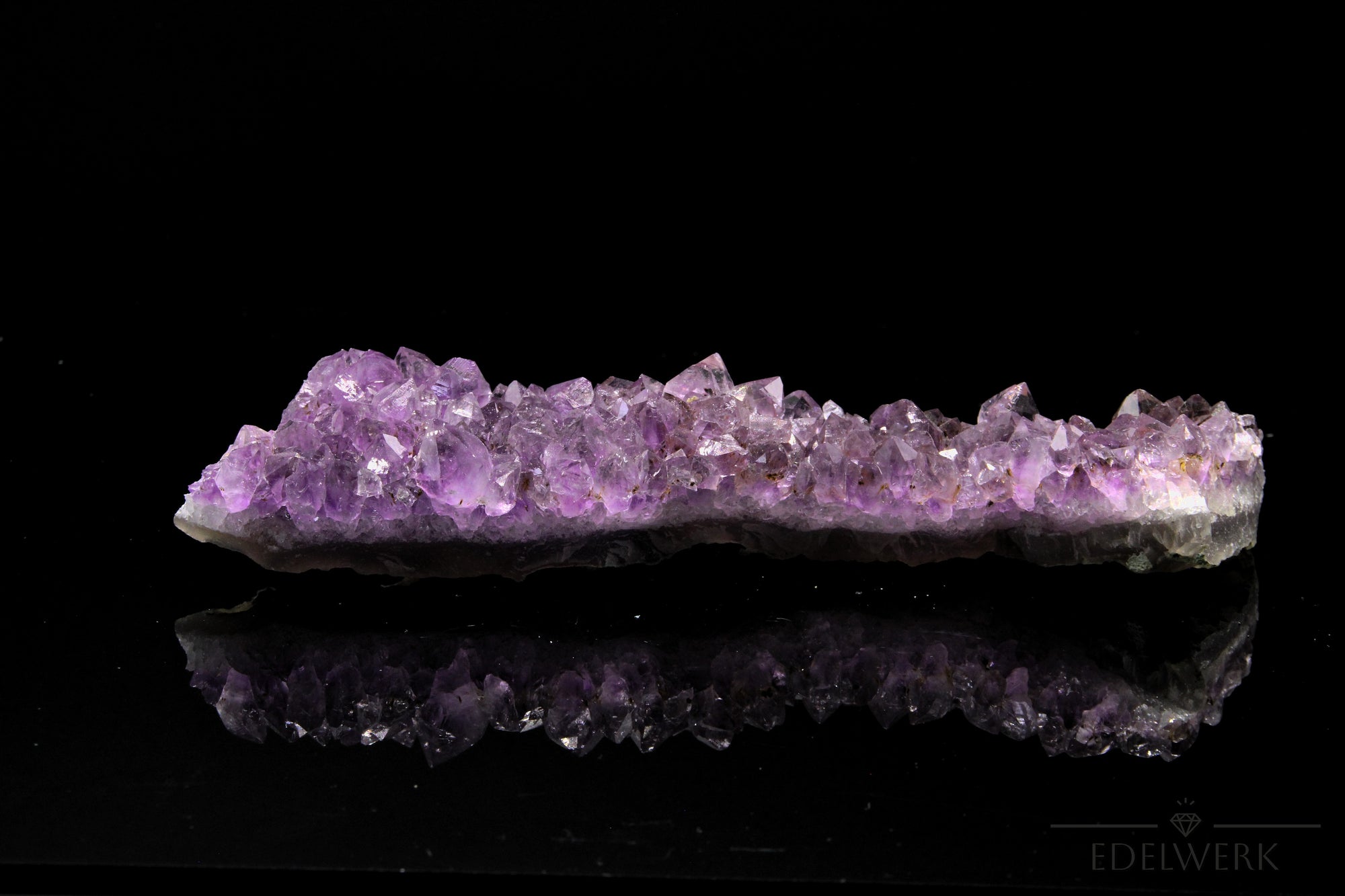 Strahlender Amethyst Kristall, fördert meditative Entspannung, violette Kristallstruktur.
