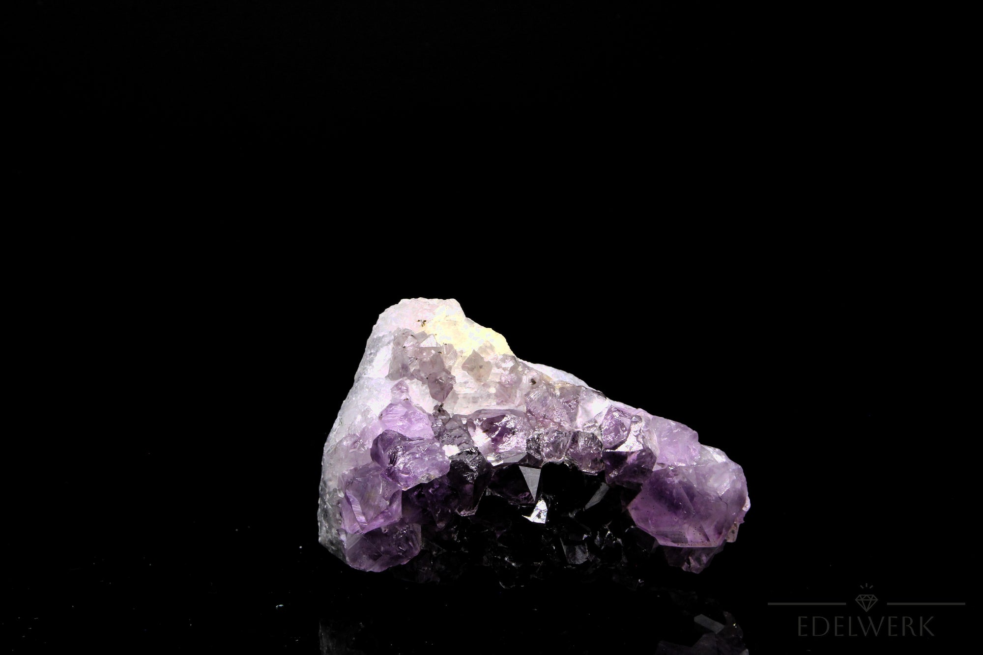 Violetter Amethyst Kristall, fördert harmonische Energie, violette Kristalloberfläche.