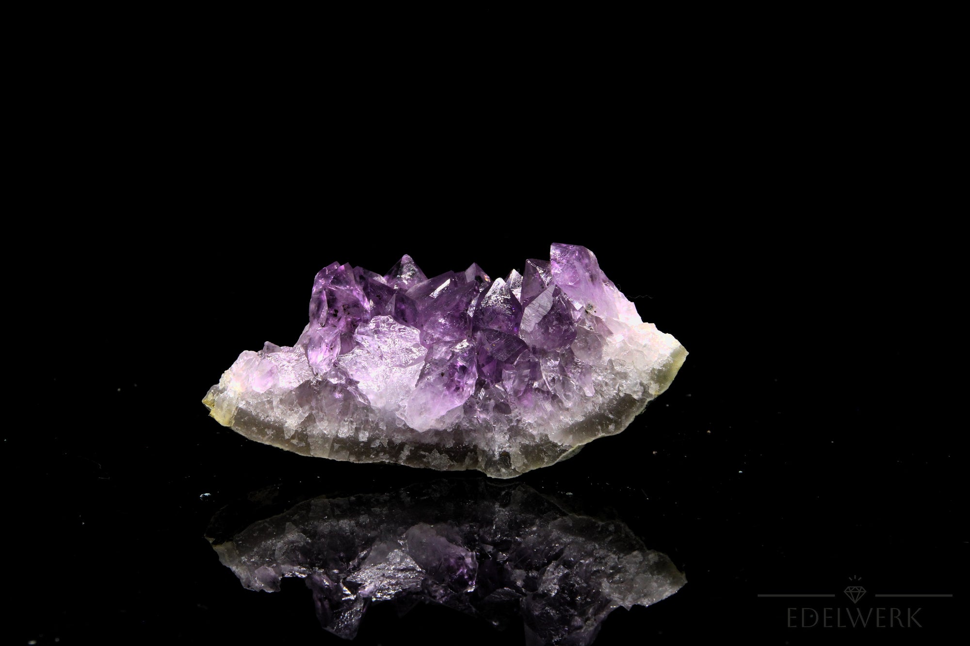 Amethyst Kristall für Klarheit, fördert spirituelle Klarheit, violette Kristallstruktur.