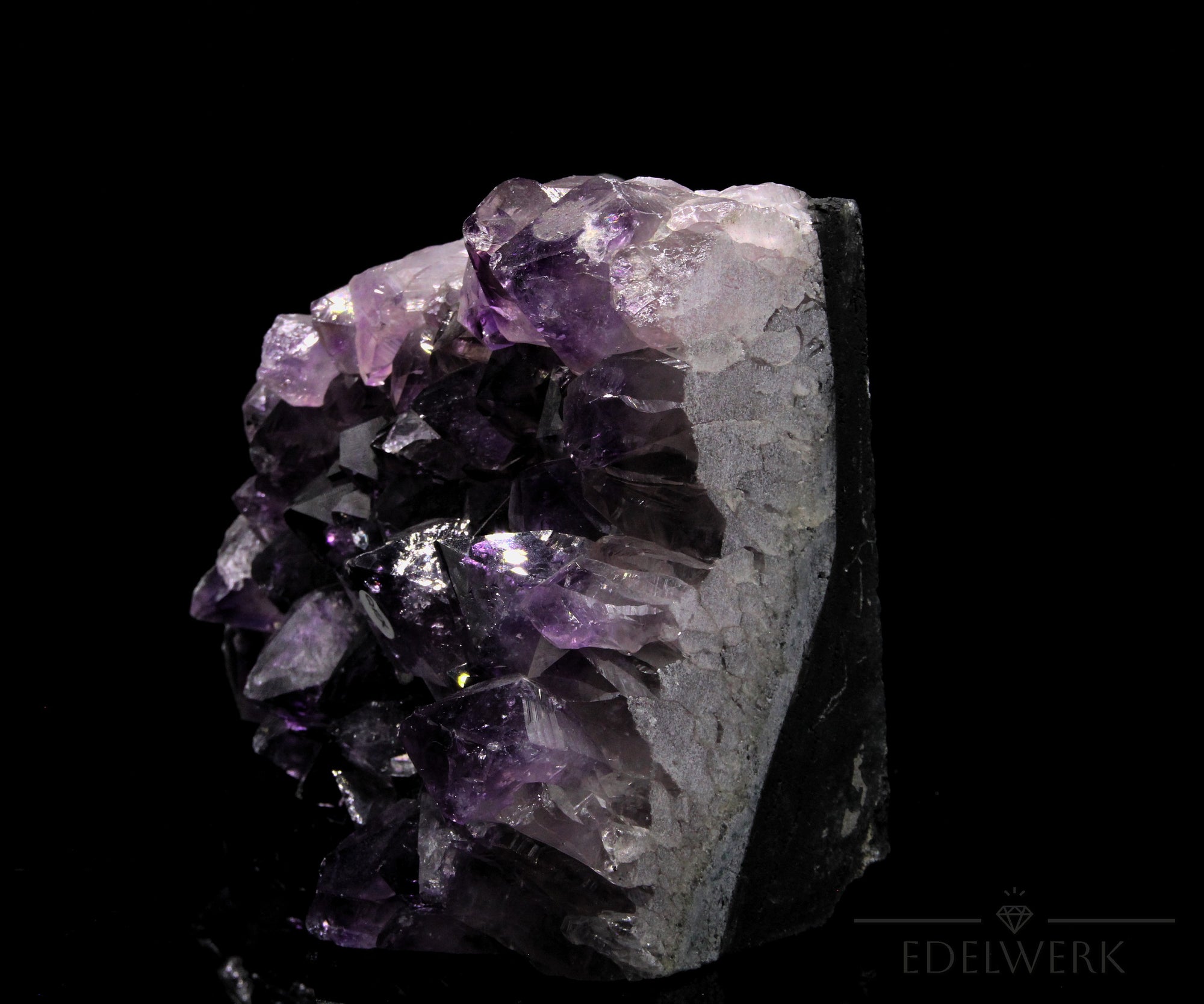 Natürlicher Amethyst Kristall, fördert spirituelle Harmonie, ungeschliffene violette Struktur.