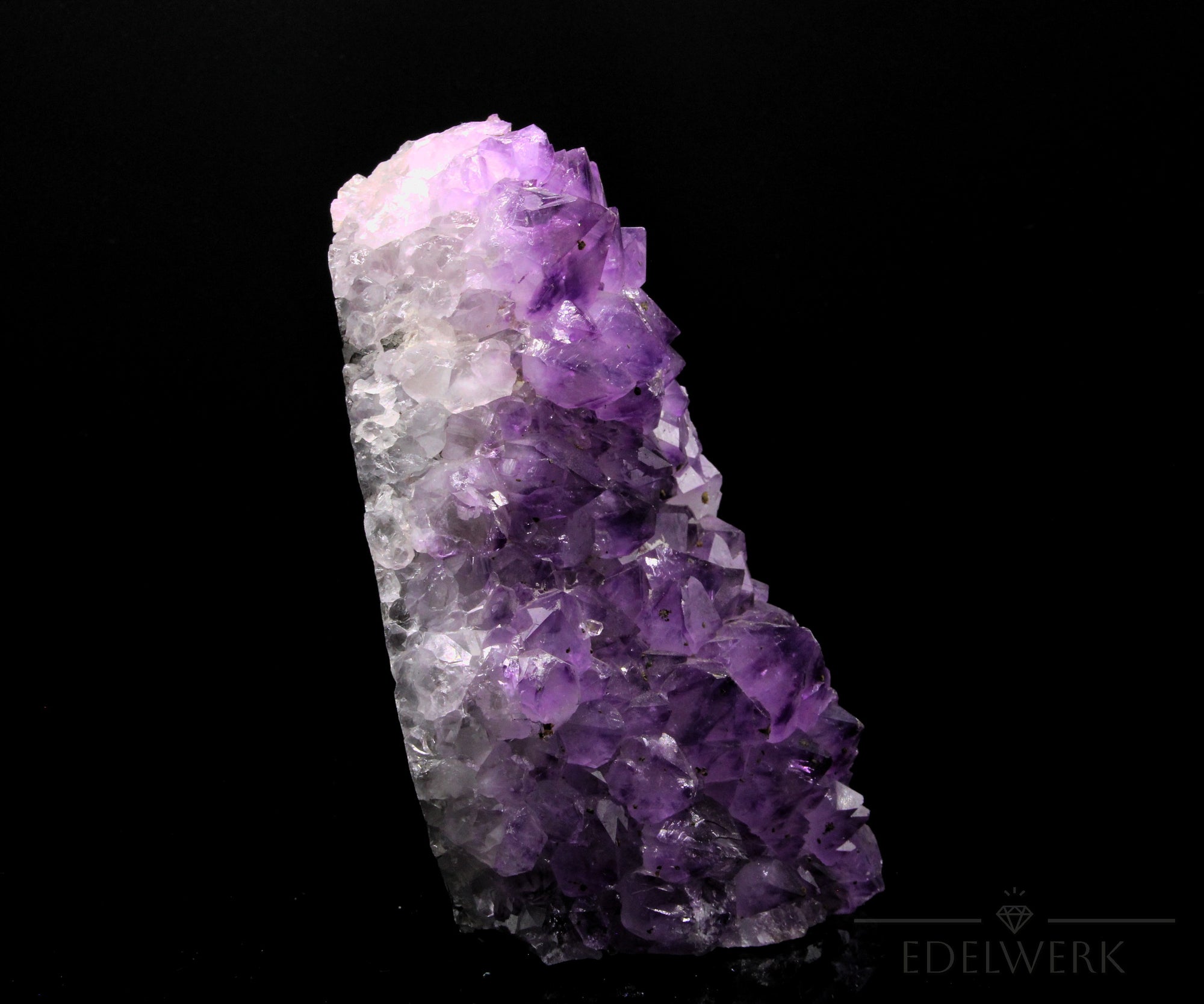 Tiefvioletter Amethyst Kristall, fördert meditative Ruhe, violette Kristalloberfläche.